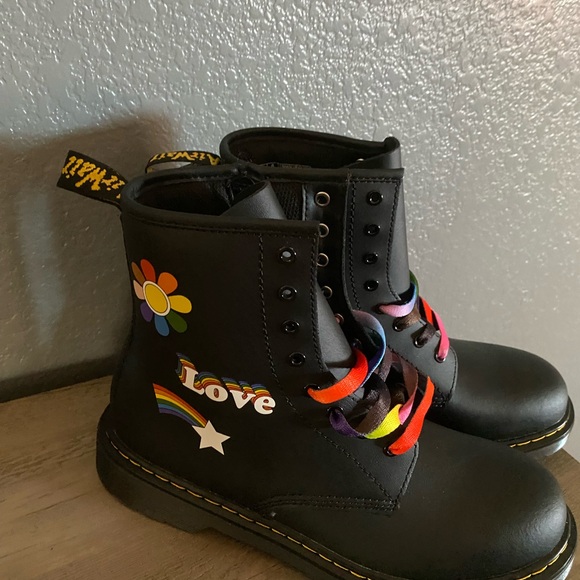 NEW DR MARTENS WOMEN'S PRIDE RAINBOW BLACK LEATHHER COMBAT BOOT SIZE 7L - Picture 3 of 6